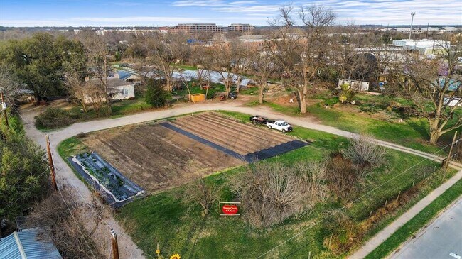 Building Photo - 2715 Zaragosa St