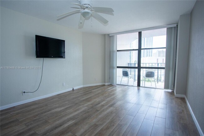 Building Photo - 800 Parkview Dr