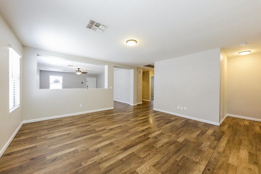 Building Photo - 11535 W Windrose Ave