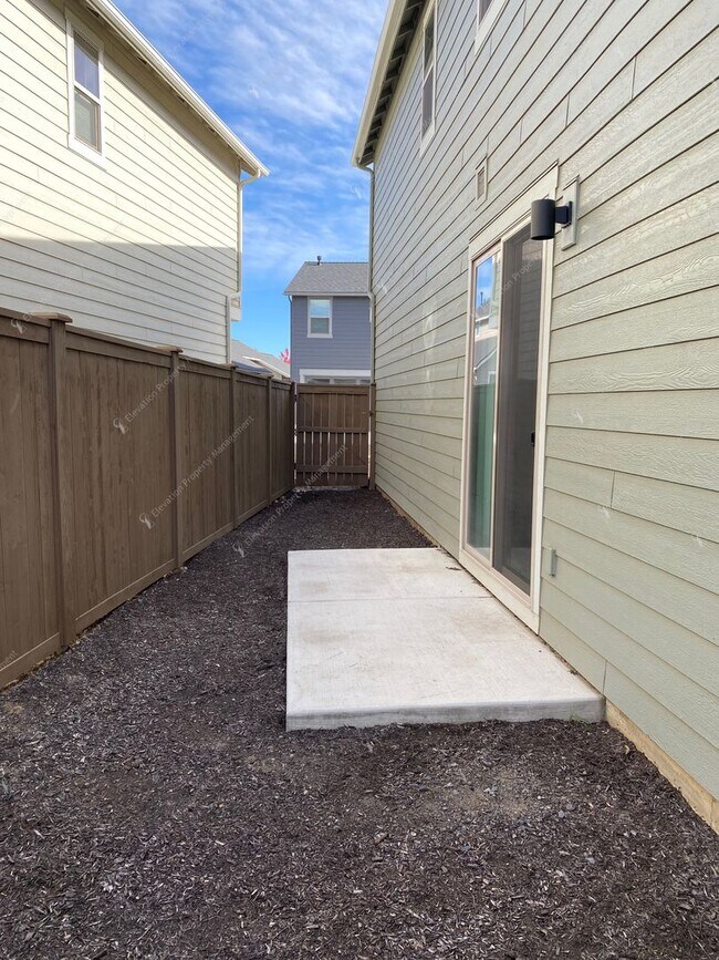 Building Photo - Newer 3BR - 2.5BA Home a Sought-After Redm...
