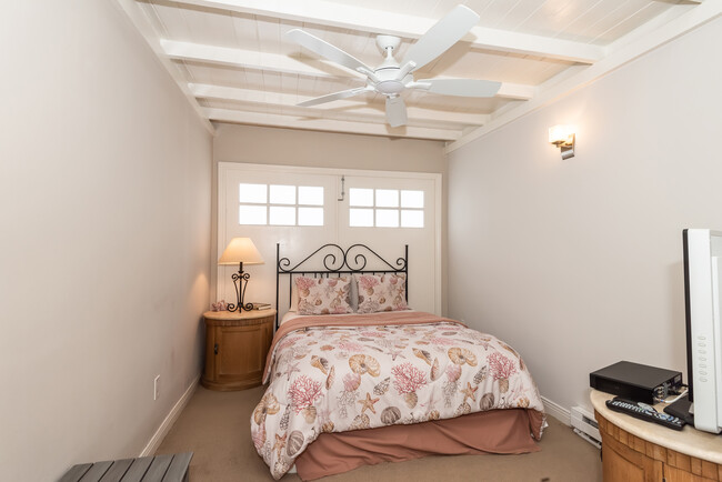 Large Bedroom - 2501 Maple Ave