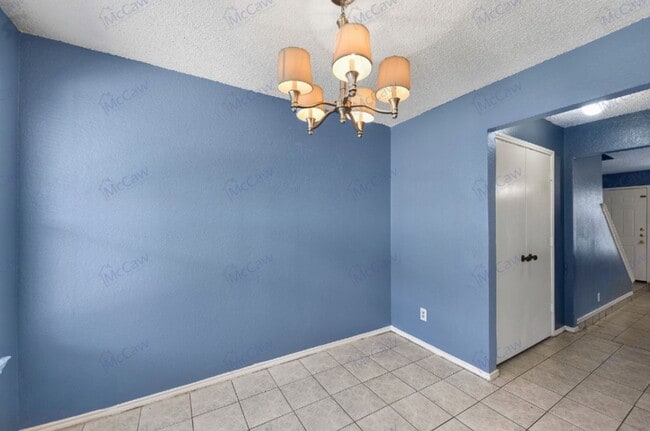 Building Photo - 800 Bluebonnet Dr