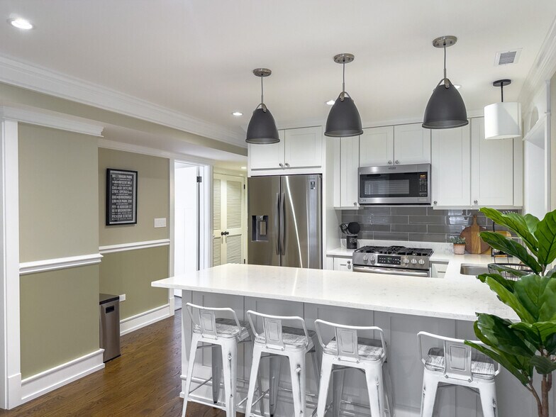 Building Photo - 3445 N Hoyne Ave