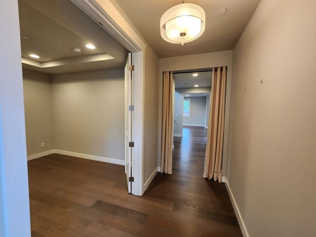 Building Photo - Large Spacious 4 Bed Home