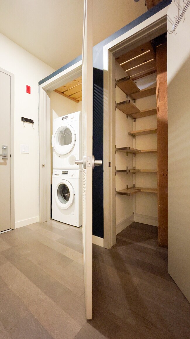 Building Photo - 527 Molino St