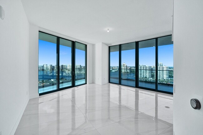 Building Photo - 18975 Collins Ave