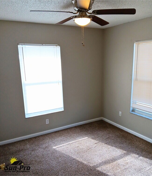 Building Photo - 2735 Fern Palm Dr