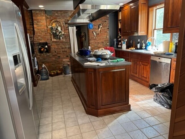 Building Photo - Rare find in great school district