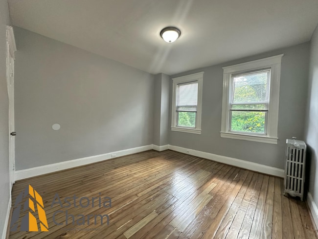 Building Photo - 4 bedroom 1 bath or 3 bedroom + den AVAILA...
