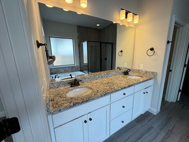Building Photo - Stunning Bentonville Home