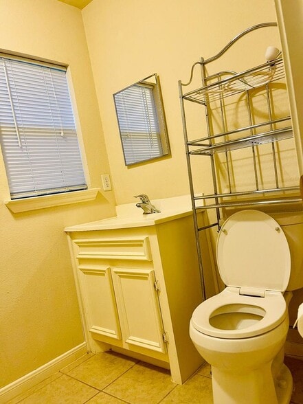 Building Photo - 802 E 28th St