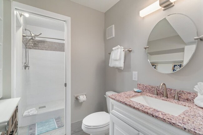 Building Photo - 8743 Thomas Dr