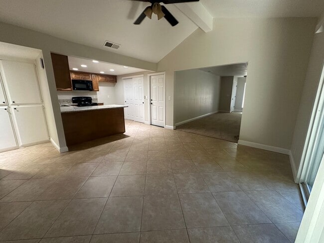 Building Photo - 2 Bedroom 2 Bathroom Updated Duplex with Y...