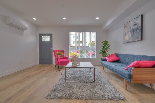 Building Photo - Luxury 2 & 4 Bed Townhomes in NoHo!