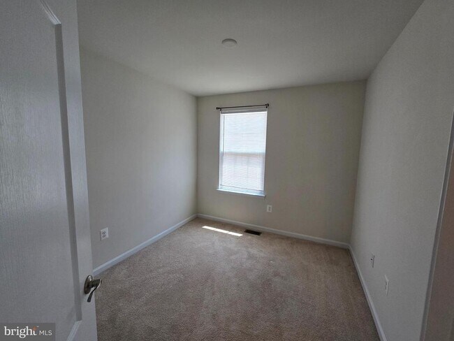 Building Photo - 320 Tree Line Dr