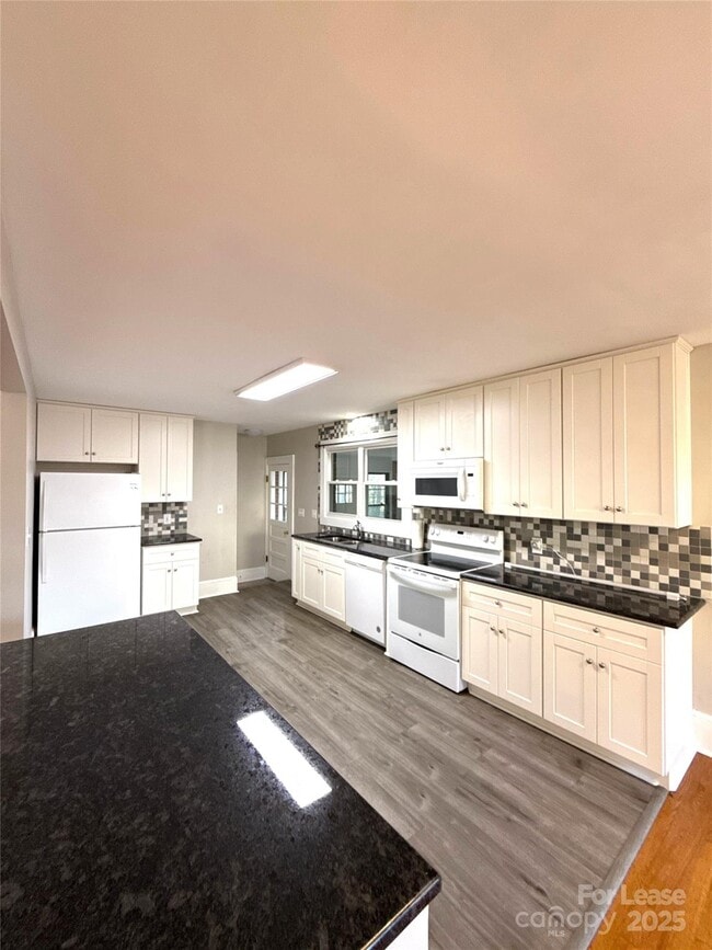 Building Photo - 2023 Robin Rd