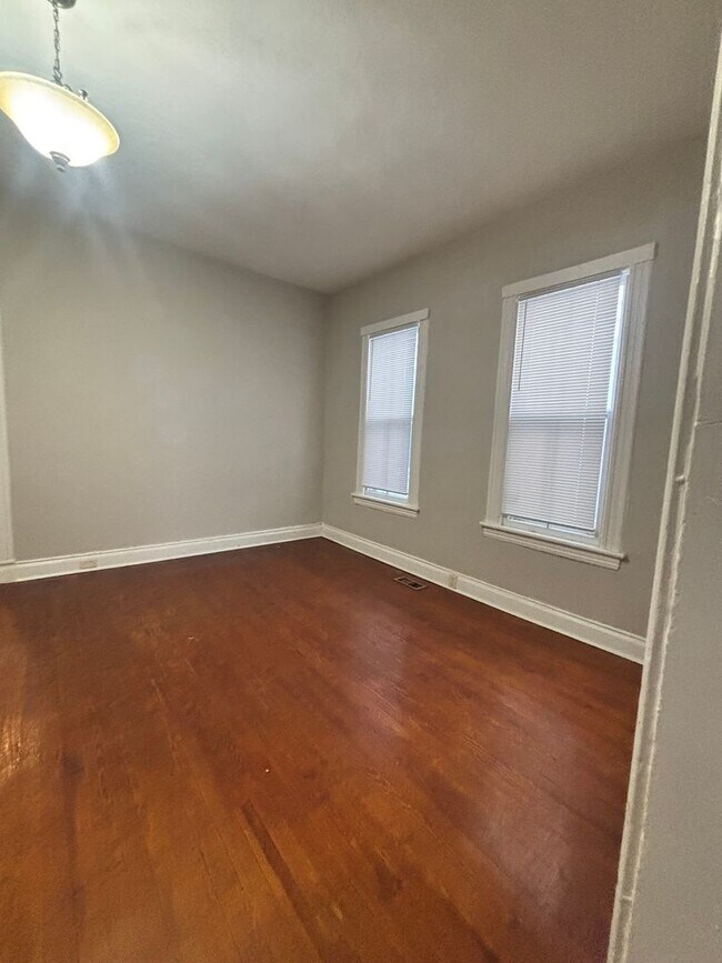 Building Photo - Well Kept 3 Bedroom 1.5 Bathroom Duplex Located in Historic Port Norfolk