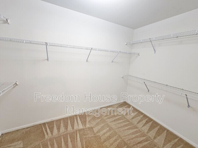 Building Photo - 380 Round Up Ct