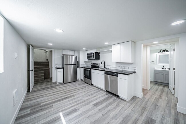 Building Photo - Lower unit renovated property near ISU.