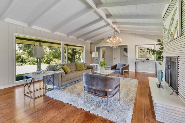 Building Photo - Welcome to Refined Country Living in Los G...