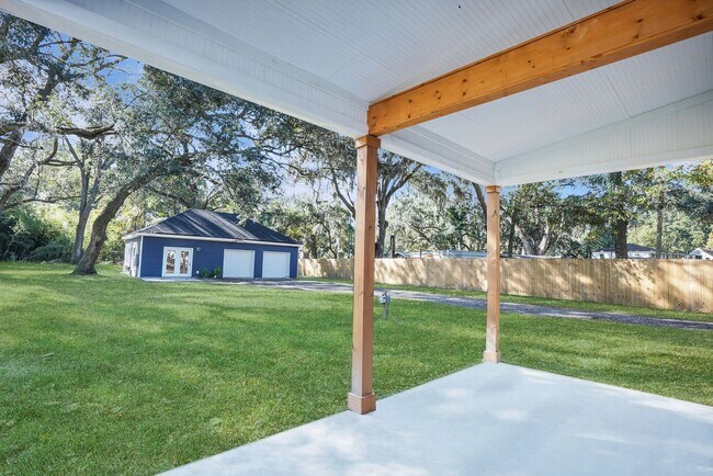 Building Photo - Spacious 3 Bedroom Home with Bonus Suite i...