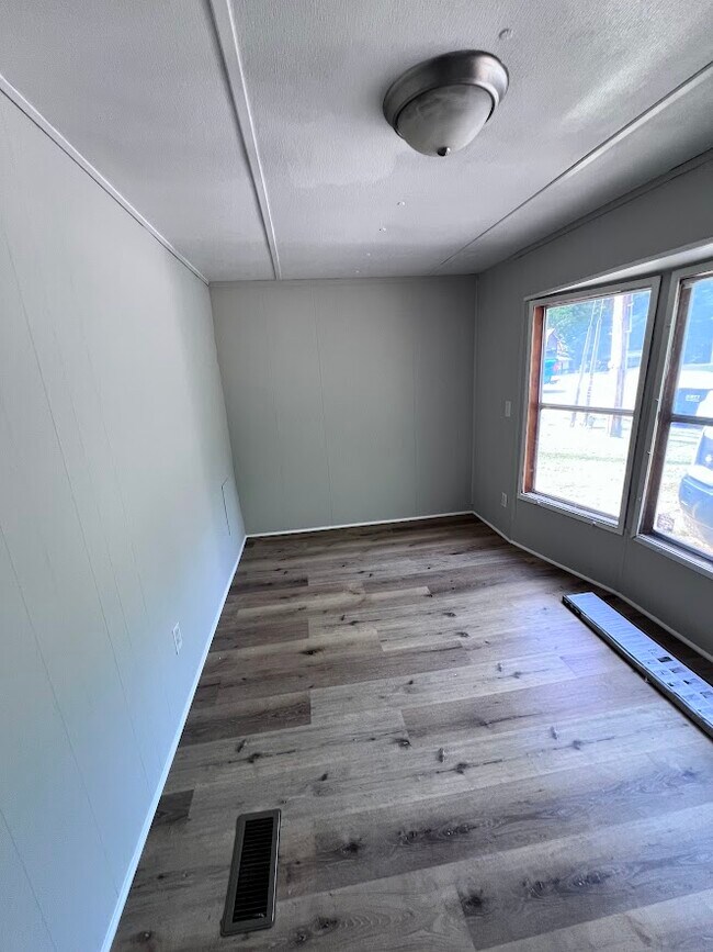 Building Photo - 220 Lakeshore Dr