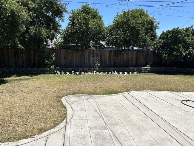 Building Photo - New On The Rental Market This Nice Single Story 3 Bedroom Home!!!