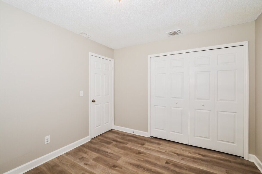 Building Photo - 426 Iowa Woods Cir E