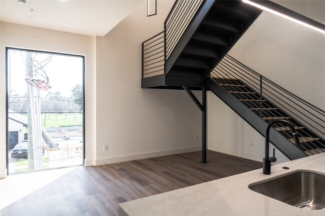 Building Photo - 5614 Larkin St