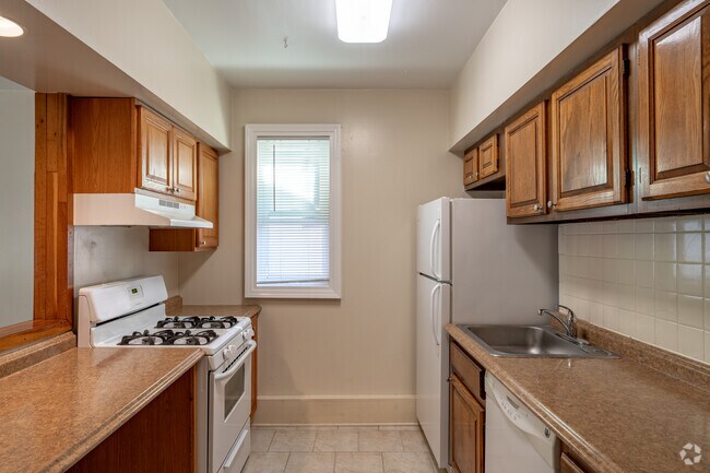1BR, 1BA - 750SF - Kitchen - 669 Potomac Ave