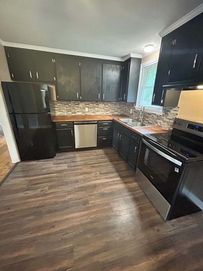 Building Photo - Three Bedroom Two Bath Home