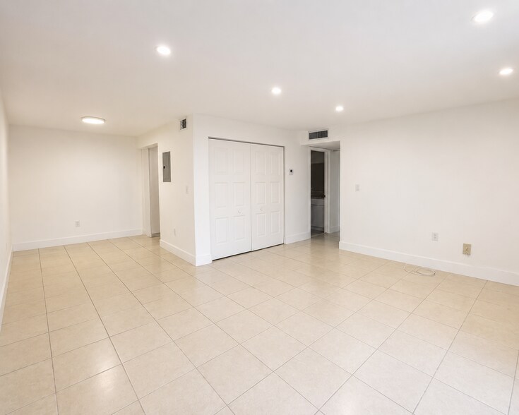 Building Photo - 7160 Fairway Dr