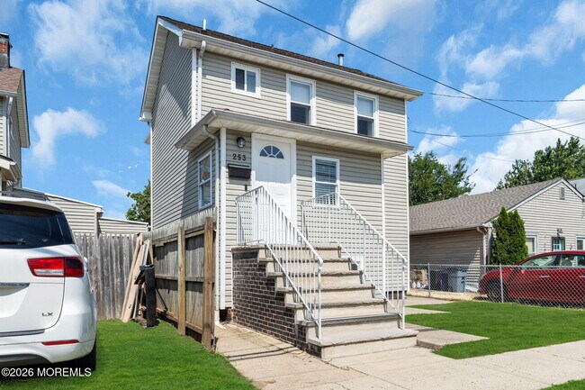 Building Photo - 253 1st St