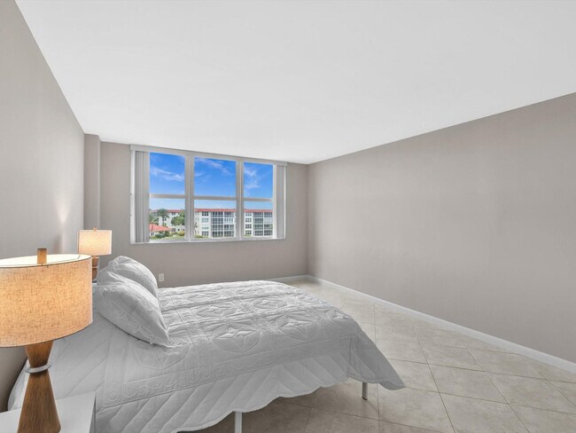 Building Photo - 1150 Hillsboro Mile