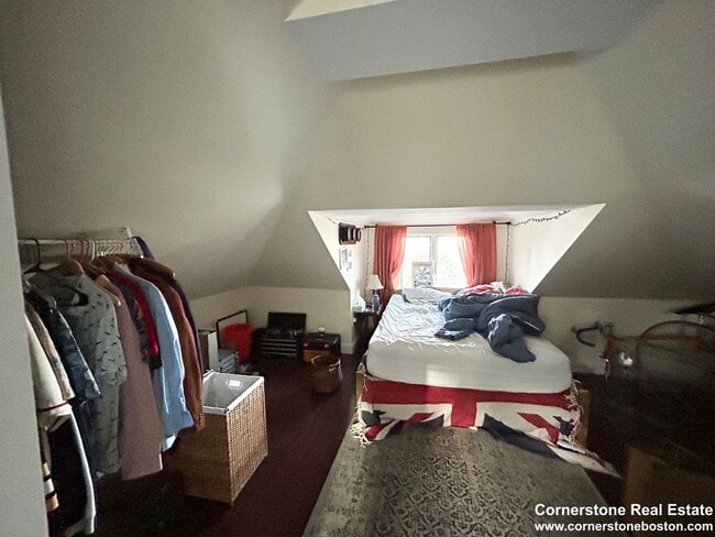 Building Photo - 5 Bed. 2 Full Bathrooms in Mission Hill, L...