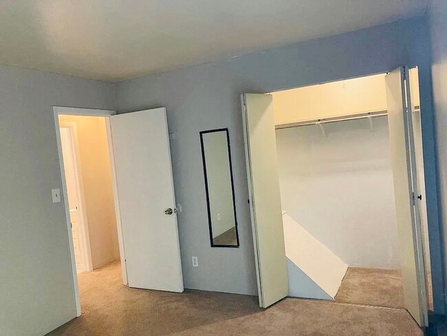 Building Photo - 1615 Cottonwood Dr