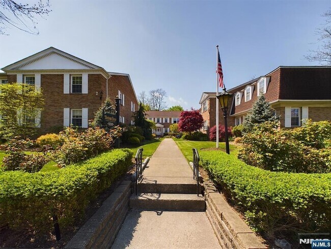 Building Photo - 364 E Ridgewood Ave