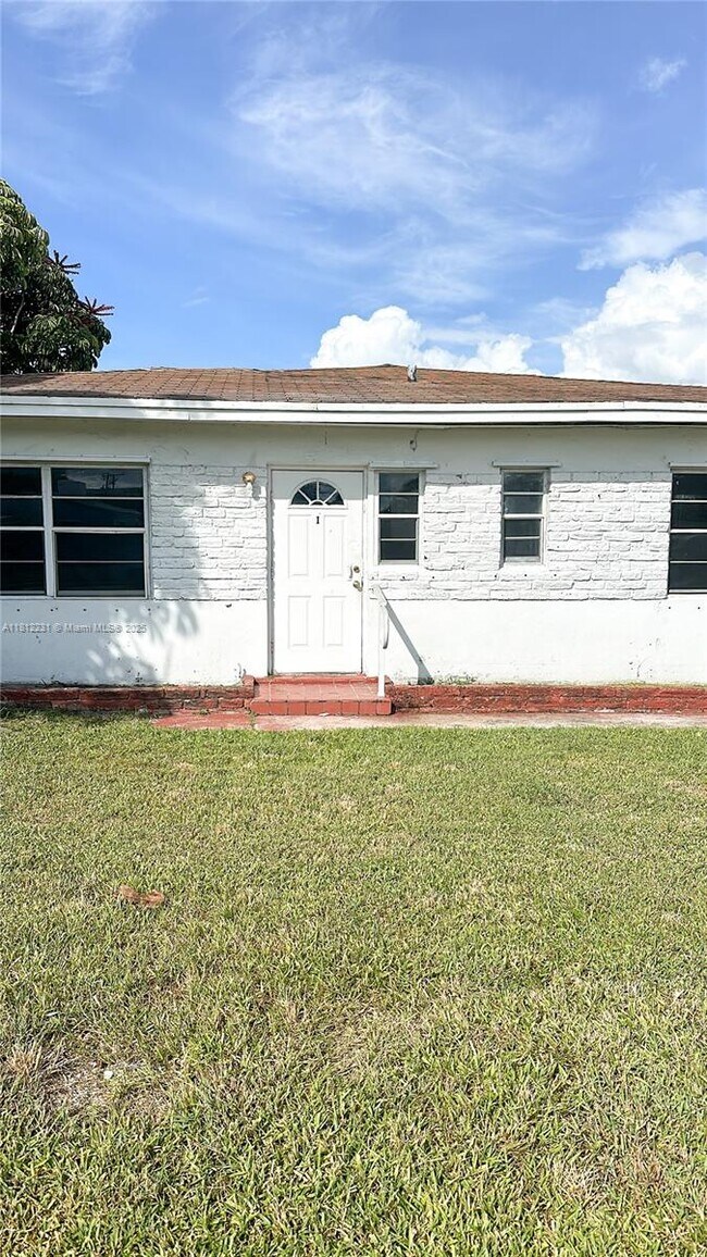 Building Photo - 2140 Bay Dr