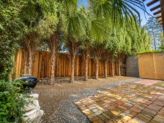 Building Photo - 923 Ravenscourt Ave