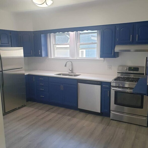 Building Photo - 115 7th Ave