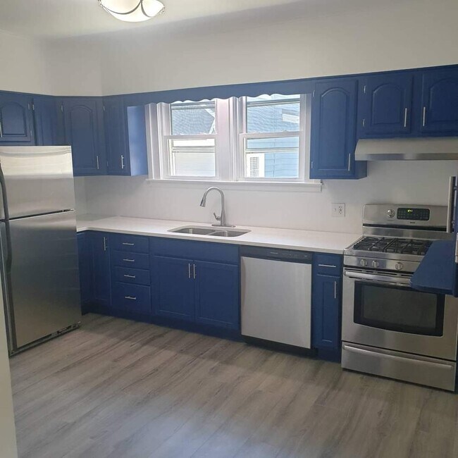 Building Photo - 115 7th Ave