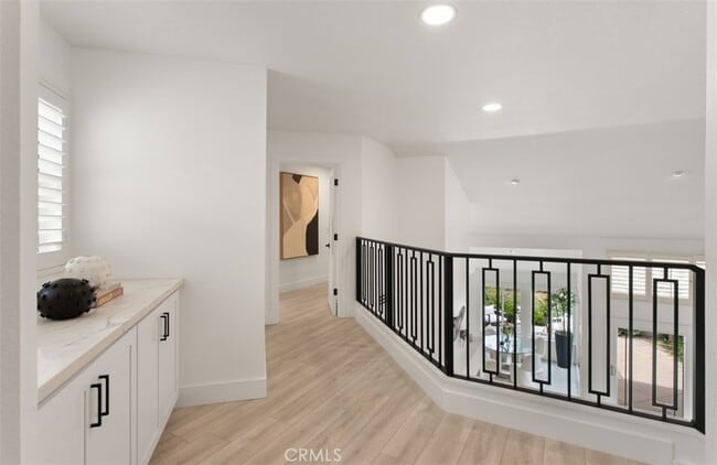 Building Photo - 15 Alejo