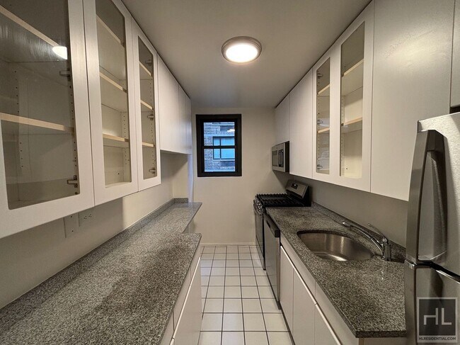 Building Photo - 333 E 49th St