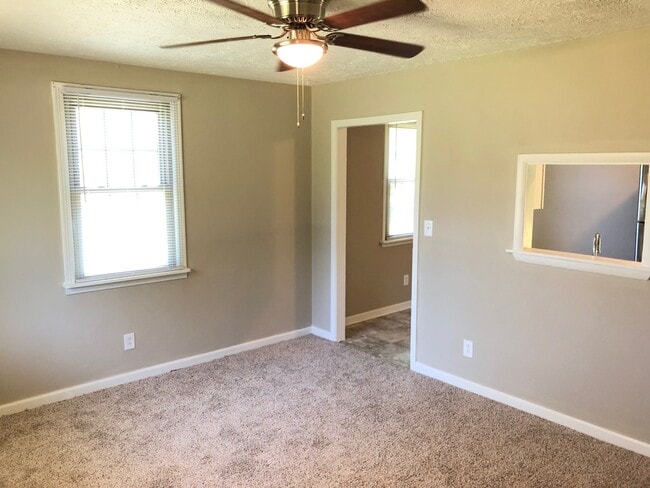 Building Photo - Move In Ready!