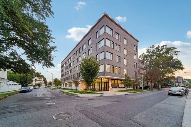 Building Photo - 475 William St