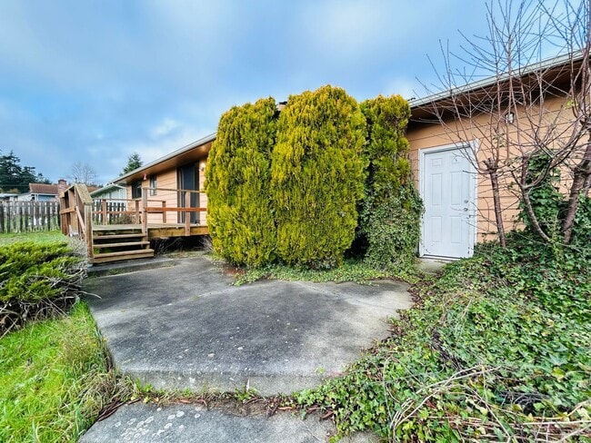 Building Photo - ***PENDING APPLICATION***3 Bedroom Home located in the heart of town! Close to everything!