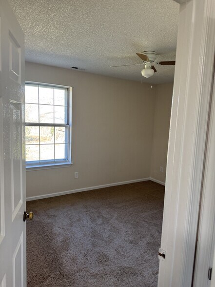 2nd bedroom - 5324 Pandoria Ave