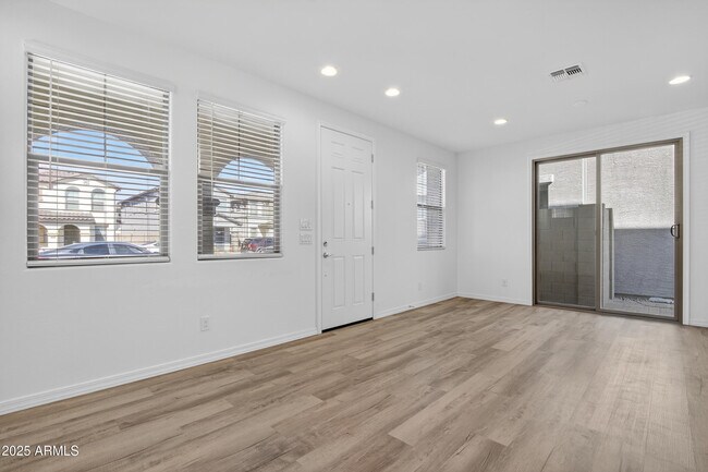 Building Photo - 1218 W Sparrow Dr