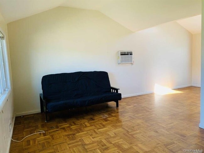 Building Photo - 4 Willow Pl