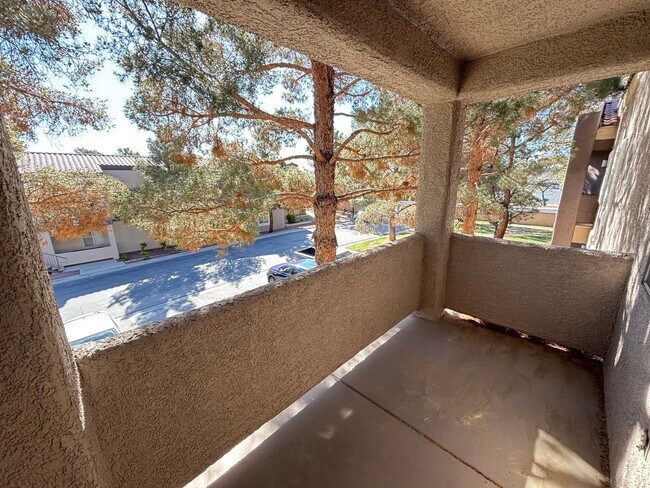 Building Photo - Gorgeous 1Bed/1Bath Condo located in Spanish Palms guard gated community!